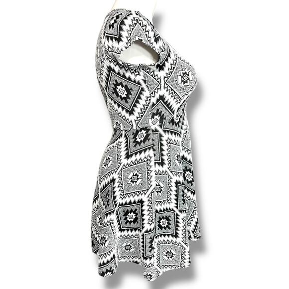 Rue21 Womens Fit & Flare Dress Mini Short Sleeve Geo Print Black White Large - Picture 2 of 8
